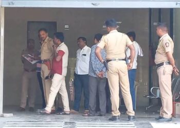 पत्नीचा खून करुन घराला बाहेरून कडी लावून पती फरार