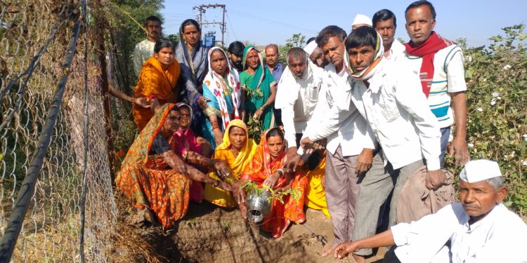 रक्षाविधी शेतात पुरून वृक्ष लागवड व संगोपनाचा संकल्प