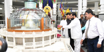 डॉ.हेडगेवार स्मृतिमंदिर,गोवारी शहीद स्मारक व दीक्षाभूमीस मुख्यमंत्री, उपमुख्यमंत्र्यांची भेट