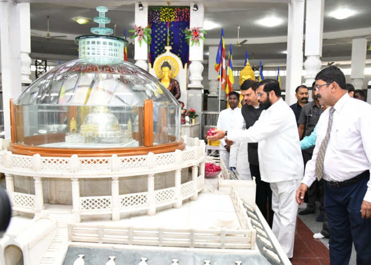 डॉ.हेडगेवार स्मृतिमंदिर,गोवारी शहीद स्मारक व दीक्षाभूमीस मुख्यमंत्री, उपमुख्यमंत्र्यांची भेट