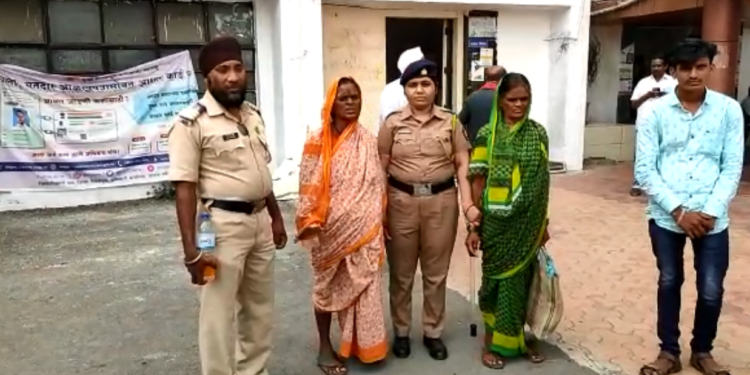 महिलांचा आत्मदहनाचा प्रयत्न; पोलिसांनी वेळीच हस्तक्षेप करत महिलांना घेतले ताब्यात; जिल्हाधिकारी कार्यालयातील प्रकार