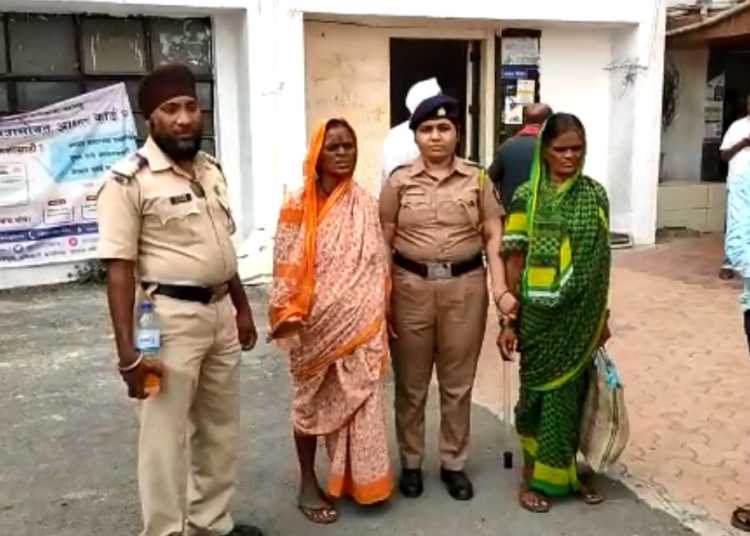 महिलांचा आत्मदहनाचा प्रयत्न; पोलिसांनी वेळीच हस्तक्षेप करत महिलांना घेतले ताब्यात; जिल्हाधिकारी कार्यालयातील प्रकार