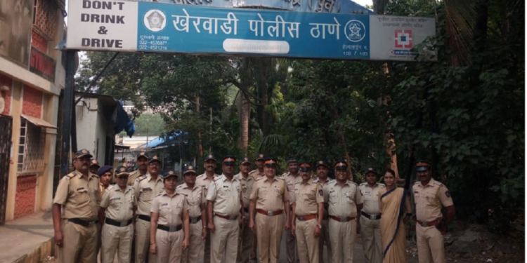 मुंबईत पोलीस ठाण्याला आग, अधिकारी गंभीर जखमी