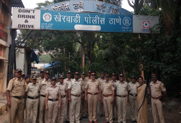 मुंबईत पोलीस ठाण्याला आग, अधिकारी गंभीर जखमी