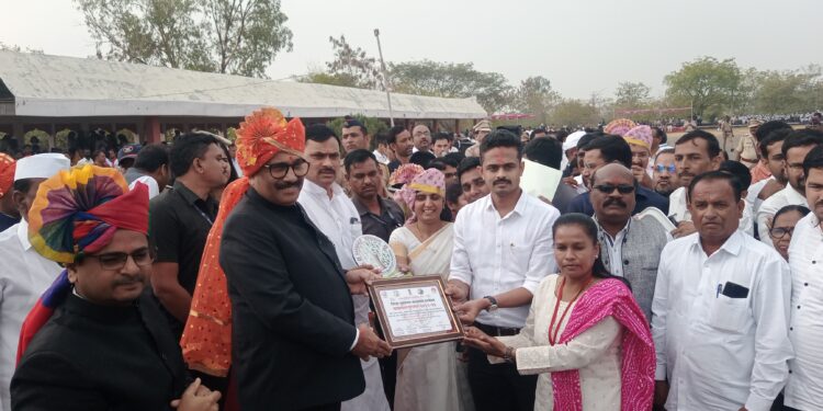 प्रजासत्ताक दिनानिमित्त जालना येथे पालकमंत्री अतुल सावे यांच्या हस्ते मुख्य शासकीय ध्वजारोहण संपन्न