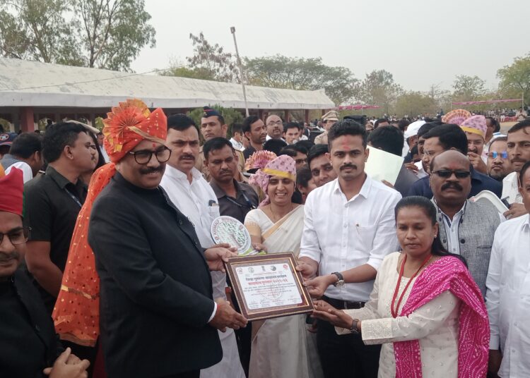 प्रजासत्ताक दिनानिमित्त जालना येथे पालकमंत्री अतुल सावे यांच्या हस्ते मुख्य शासकीय ध्वजारोहण संपन्न