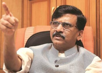 तर भाजप शिंदे गटाला धुणीभांडी करायला ठेवणार का? –  संजय राऊत 