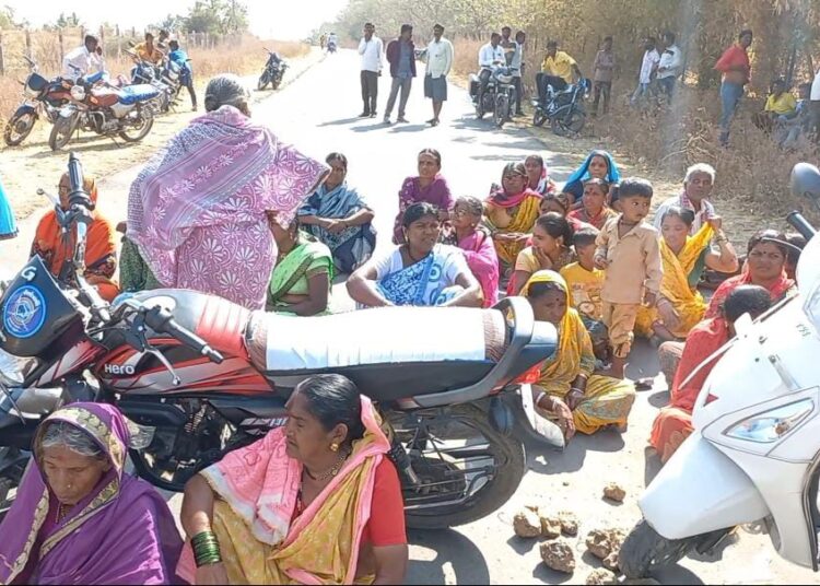 Video : खरपुडी शिवारात पंचरंगी ध्वज अज्ञात व्यक्तीने पाडला; परिसरात तणावपूर्ण वातावरण; पोलिसांचा फौज फाटा दाखल