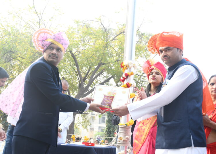 गजानन काळे यांचा गुणवंत कर्मचारी म्हणून गौरव