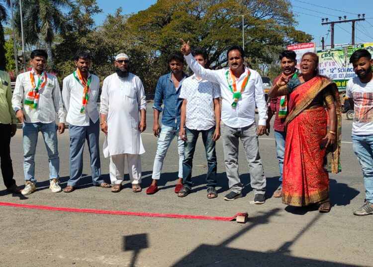 अखेर राज्यपालांची उचलबांगडी, जालन्यात काँग्रेस सेवादलाचा वतीने फटाके फोडून जल्लोष