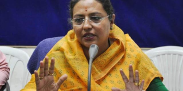 वीज कनेक्शन कट केले तर अधिकाऱ्यांना झोडा