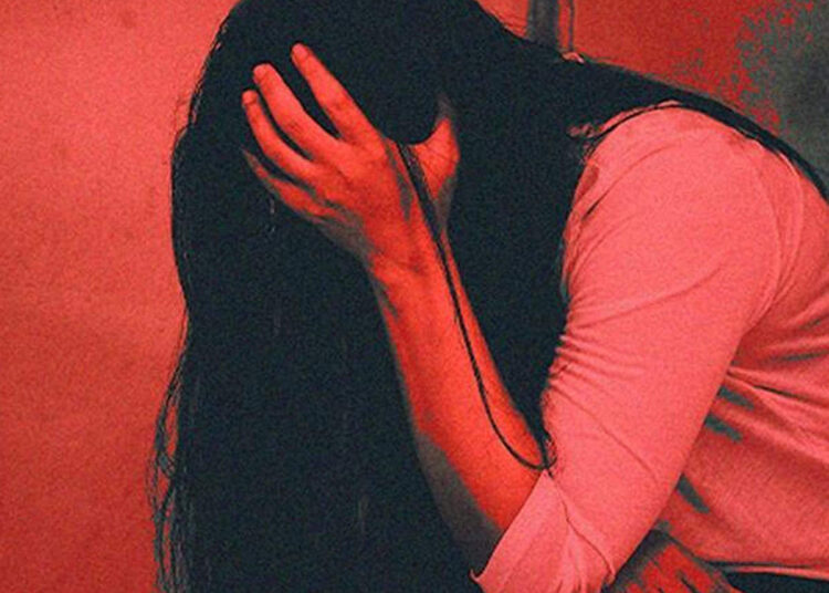  पतीच्या दशक्रियेला गेल्यानं विधवा पत्नीचं तोंड काळं केलं, गावात काढली धिंड