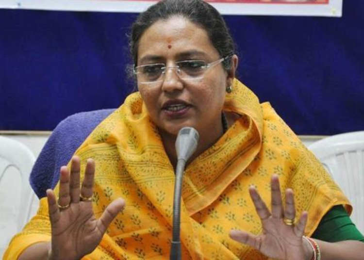 वीज कनेक्शन कट केले तर अधिकाऱ्यांना झोडा