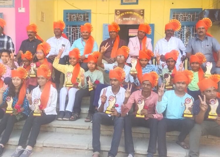 कै. कविवर्य सुरेश विठ्ठल पाठक यांच्या स्मृती प्रित्यर्थ गुणवंत विद्यार्थ्यांचा गुणगौरव सोहळा