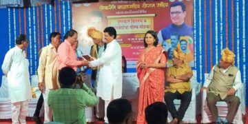 लोकहक्क फौंडेशनच्यावतीने श्रीरामपूरात साहित्यिक रज्जाक शेख सन्मानित