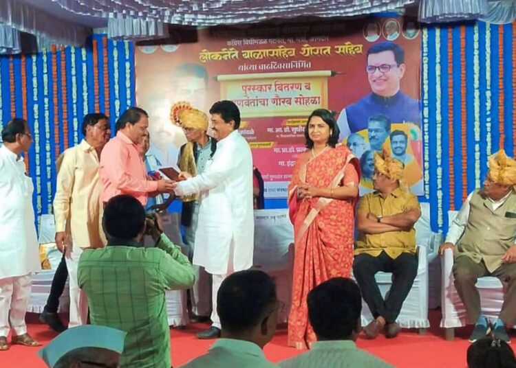 लोकहक्क फौंडेशनच्यावतीने श्रीरामपूरात साहित्यिक रज्जाक शेख सन्मानित