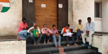जिल्ह्याभरातील तहसील कार्यालयातील अधिकारी, कर्मचारी बेमुदत संपावर