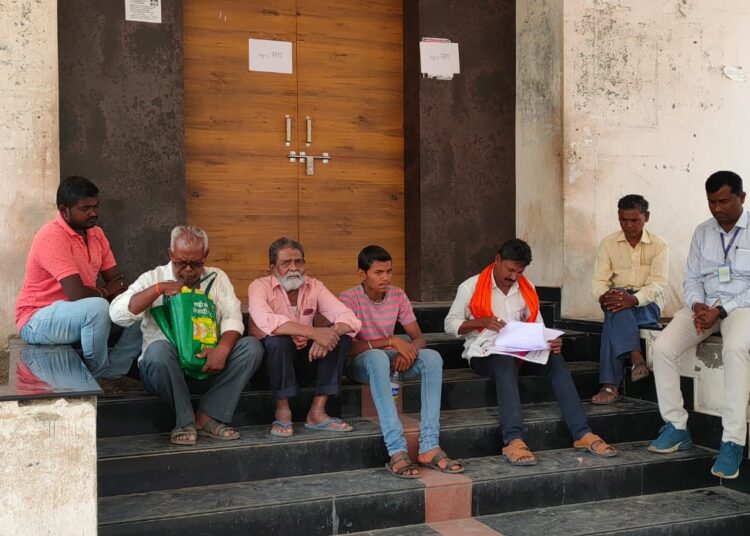 जिल्ह्याभरातील तहसील कार्यालयातील अधिकारी, कर्मचारी बेमुदत संपावर