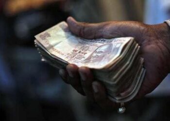 शिक्षण विभाग भ्रष्ट्राचाराने बरबटला; शिक्षण उप संचालक एसीबी च्या जाळ्यात; शिक्षकाकडून लाच स्वीकारताना महिला लेखाधिकार्‍यासह दोघांना पकडले