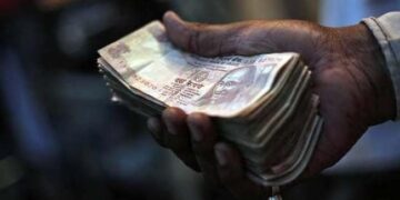 शिक्षण विभाग भ्रष्ट्राचाराने बरबटला; शिक्षण उप संचालक एसीबी च्या जाळ्यात; शिक्षकाकडून लाच स्वीकारताना महिला लेखाधिकार्‍यासह दोघांना पकडले