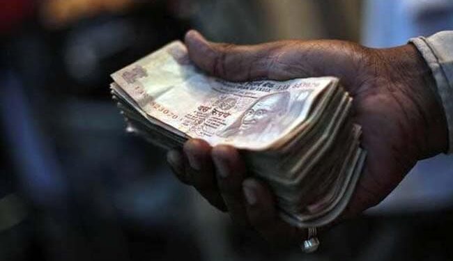 शिक्षण विभाग भ्रष्ट्राचाराने बरबटला; शिक्षण उप संचालक एसीबी च्या जाळ्यात; शिक्षकाकडून लाच स्वीकारताना महिला लेखाधिकार्‍यासह दोघांना पकडले