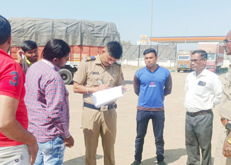 जालना – राजूर रोडवर अवैधरित्या वृक्ष तोड करणारा ट्रॅक्टर वन विभागाने पकडला