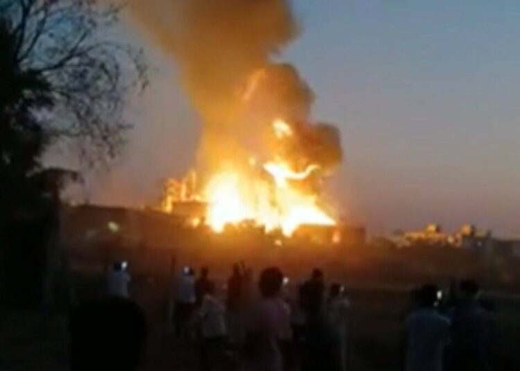 Video : नगरमधील धक्कादायक घटना; गंगामाई साखर कारखान्यात अग्नितांडव