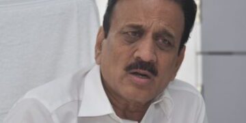 मालवाहू ट्रक व ऑटोचा भीषण अपघात; पाच जणांचा जागीच मृत्यू तर ८ जखमी