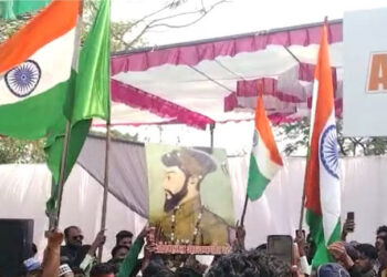 आधी औरंगजेबाच्या थडग्यावर गुडघे टेकले, आता एमआयएमच्या आंदोलनात थेट औरंगजेबाचा फोटो