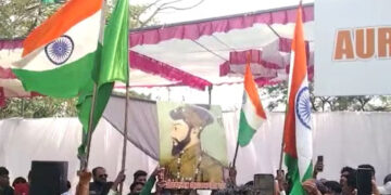 आधी औरंगजेबाच्या थडग्यावर गुडघे टेकले, आता एमआयएमच्या आंदोलनात थेट औरंगजेबाचा फोटो
