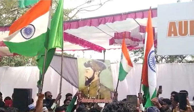 आधी औरंगजेबाच्या थडग्यावर गुडघे टेकले, आता एमआयएमच्या आंदोलनात थेट औरंगजेबाचा फोटो