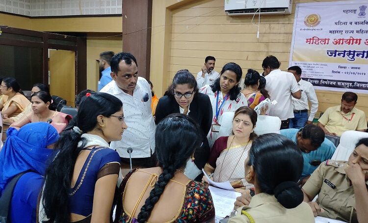 Video – महिला आयोगाच्या अध्यक्षा जिल्हा प्रशासनाच्या कामकाजावर असमाधानी