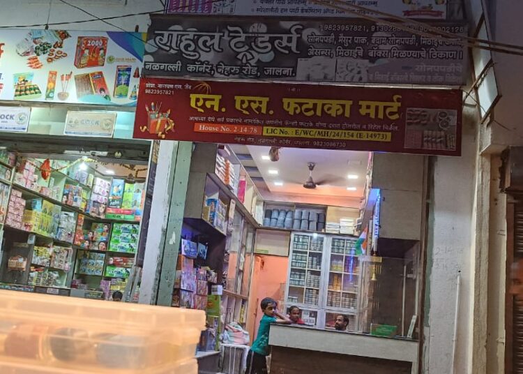 नळ गल्ली येथील बेकायदेशीर फटाका दुकानावर कारवाईची मागणी