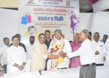 महिला बचत गटांच्या प्रदर्शनाला पालकमंत्री चंद्रकांत पाटील यांची भेट
