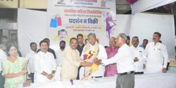 महिला बचत गटांच्या प्रदर्शनाला पालकमंत्री चंद्रकांत पाटील यांची भेट