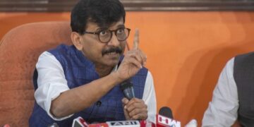 एकनाथ शिंदे भाजपचे गुलाम, सावरकरांचा कागद वाचून दाखवण्याच्या व्हायरल video वरून संजय राऊत यांचा घणाघात