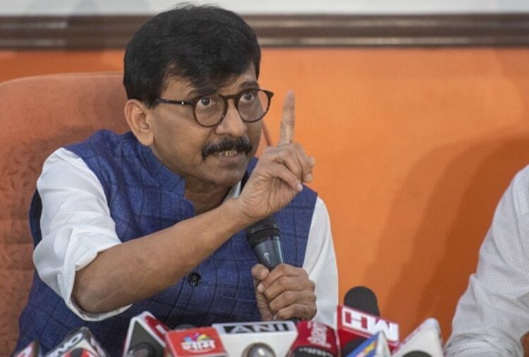 एकनाथ शिंदे भाजपचे गुलाम, सावरकरांचा कागद वाचून दाखवण्याच्या व्हायरल video वरून संजय राऊत यांचा घणाघात