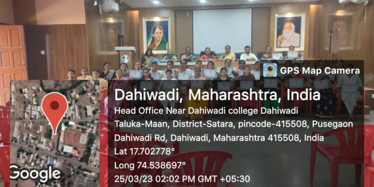 जागतिक महिला दिनानिमित्त दहिवडी कॉलेज दहिवडी च्या सर्व प्राध्यापक महिलांचा सन्मान