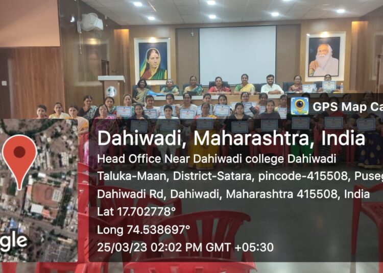 जागतिक महिला दिनानिमित्त दहिवडी कॉलेज दहिवडी च्या सर्व प्राध्यापक महिलांचा सन्मान
