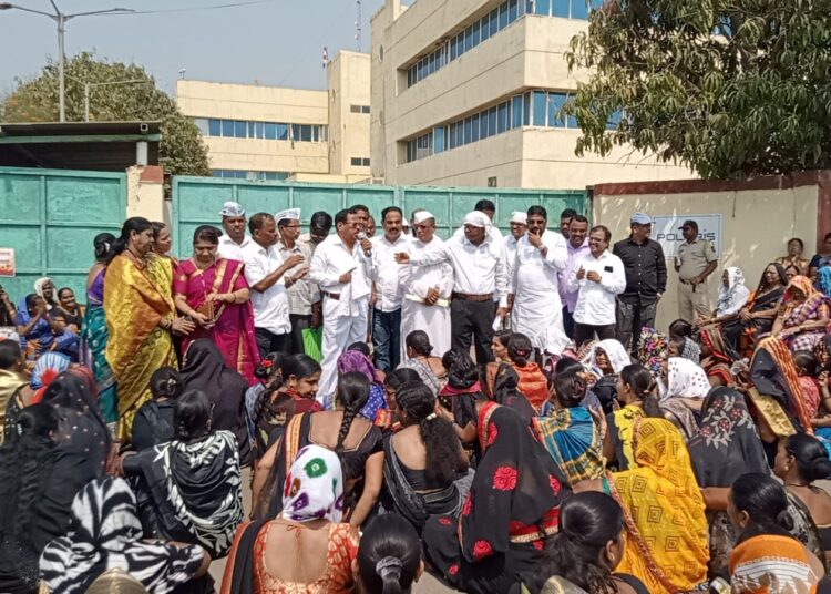पोलारिस कंपनी गेट समोर कामगारांनी केले गेट बंद आंदोलन