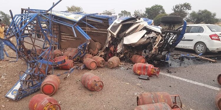 एसटीची अन् सिलेंडरने भरलेल्या ट्रकची जबर धडक, रस्त्यावर सिलेंडरचा खच, एक ठार; २१ जण जखमी