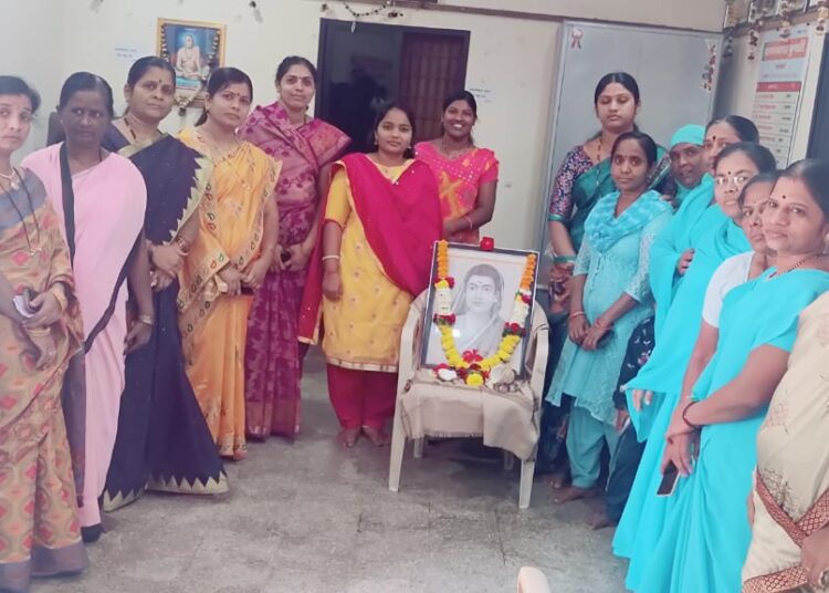 कुंभारी येथे महिला दिन उत्साहात साजरा; गृहउद्योगा संदर्भात मार्गदर्शन करुन महिलांचा केला सत्कार