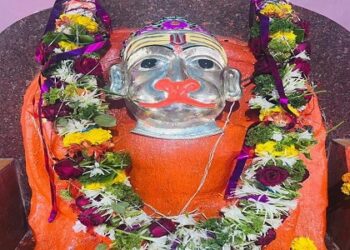 हनुमान मंदिरास चांदीचा मुखवटा भेट