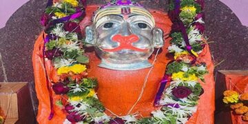 हनुमान मंदिरास चांदीचा मुखवटा भेट