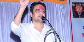 निपाणी पोखारी गावची शाळा सतीश घाटगेंनी घेतली दत्तक;शाळा मॉडेल करण्याचा दिला  शब्द : गावकऱ्यांच्या एकजुटीचे केले कौतुक
