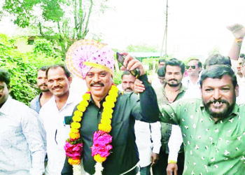 सहाय्यक अभियंत्यांला चांगलंच महागात पडलं महावितरणनंही केलं निलंबीत