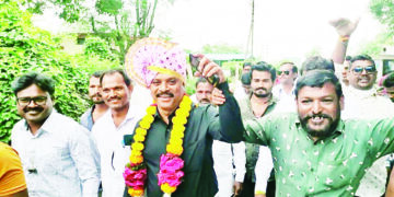 सहाय्यक अभियंत्यांला चांगलंच महागात पडलं महावितरणनंही केलं निलंबीत