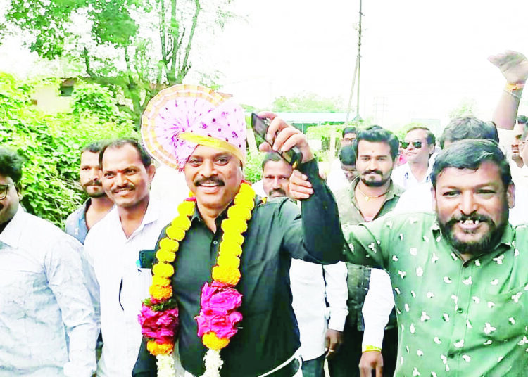 सहाय्यक अभियंत्यांला चांगलंच महागात पडलं महावितरणनंही केलं निलंबीत