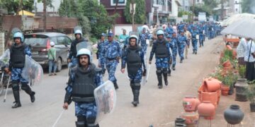 केंद्रीय राखीव दलाच्या जवांनासह स्थानिक पोलिसांचे संयुक्त रूट मार्च