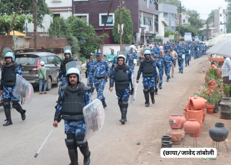 केंद्रीय राखीव दलाच्या जवांनासह स्थानिक पोलिसांचे संयुक्त रूट मार्च